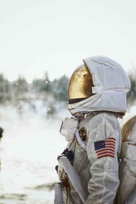 Ilustrasi Astronot. (Unsplash/@adamthehooligan) astronot harus olahraga di luar angkasa