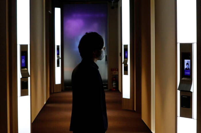 REUTERS/Kim Kyung-Hoon Kamera dan monitor untuk sistem pengenalan wajah