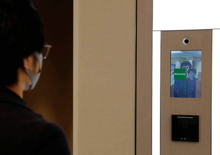 REUTERS/Kim Kyung-Hoon Kamera dan monitor untuk sistem pengenalan wajah