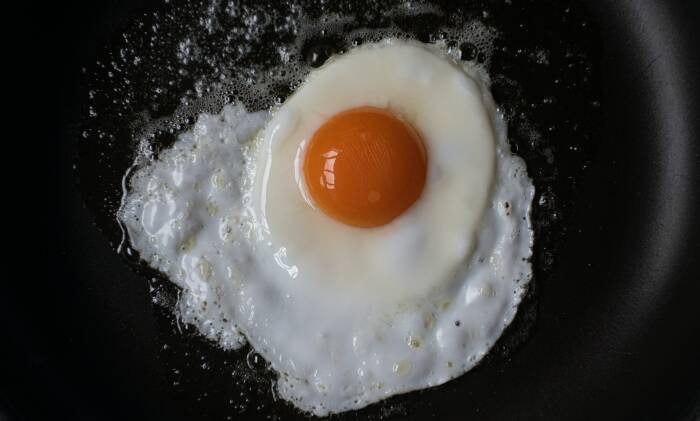 Telur ceplok. (Unsplash/@wilhelmgunkel) Telur ceplok