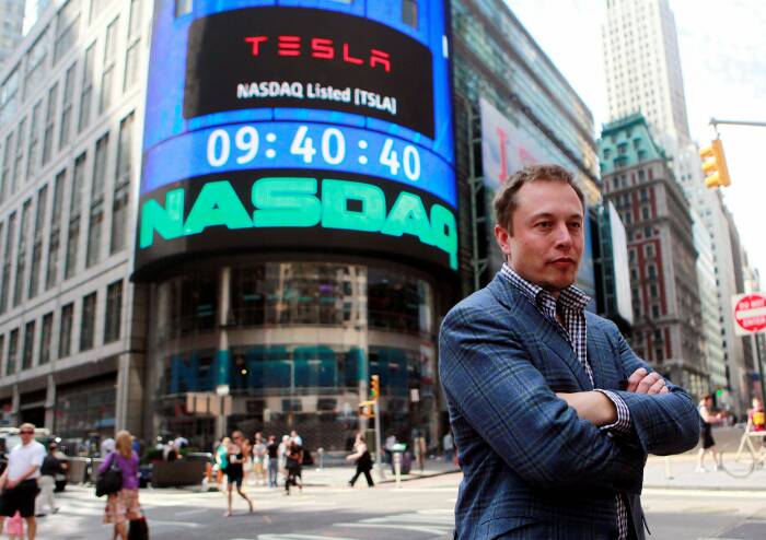 Elon Musk saat berada di depan NASDAQ market di New York, Amerika Serikat (photo/REUTERS/Brendan McDermid) Elon Musk saat berada di depan NASDAQ market di New York, Amerika Serikat