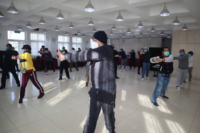 Duta Besar RI untuk China Djauhari Oratmangun (tiga kanan) dan Wakil Dubes Dino Kusnadi (depan) memimpin staf KBRI dan WNI berolahraga (ANTARA FOTO/M. Irfan Ilmie) Duta Besar RI untuk China Djauhari Oratmangun (tiga kanan) dan Wakil Dubes Dino Kusnadi (depan) memimpin staf KBRI dan WNI berolahraga (ANTARA FOTO/M. Irfan Ilmie)