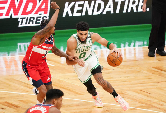 Penyerang Boston Celtics Jayson Tatum (0) melawan guard Washington Wizards Bradley Beal (3). REUTERS/David Buttler II Penyerang Boston Celtics Jayson Tatum (0) melawan guard Washington Wizards Bradley Beal (3)