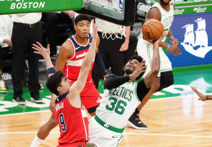 Guard Boston Celtics Marcus Smart (36) menembak (REUTERS/David Butrler II) Guard Boston Celtics Marcus Smart (36) menembak