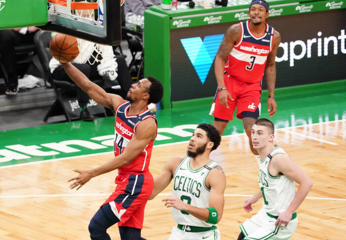 Guard Washington Wizards Ish Smith (14) melawan penyerang Boston Celtics Jayson Tatum (0). REUTERS/David Butler II Guard Washington Wizards Ish Smith (14) melawan penyerang Boston Celtics Jayson Tatum (0)