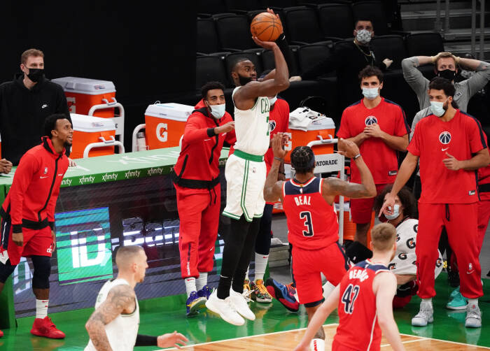 Guard Boston Celtics Jaylen Brown (7) melakukan tembakan tiga poin (REUTERS/David Butler II) Guard Boston Celtics Jaylen Brown (7) melakukan tembakan tiga poin