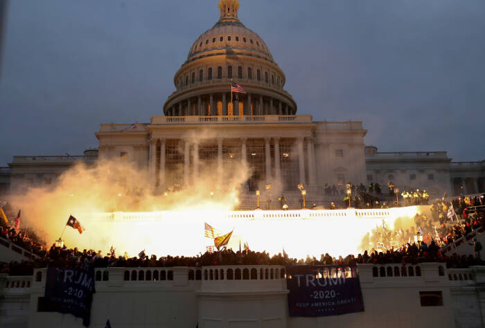 Kerusahan di Capitol Building. (REUTERS/Leah Millis) Kerusahan di Capitol Building. (REUTERS/Leah Millis)