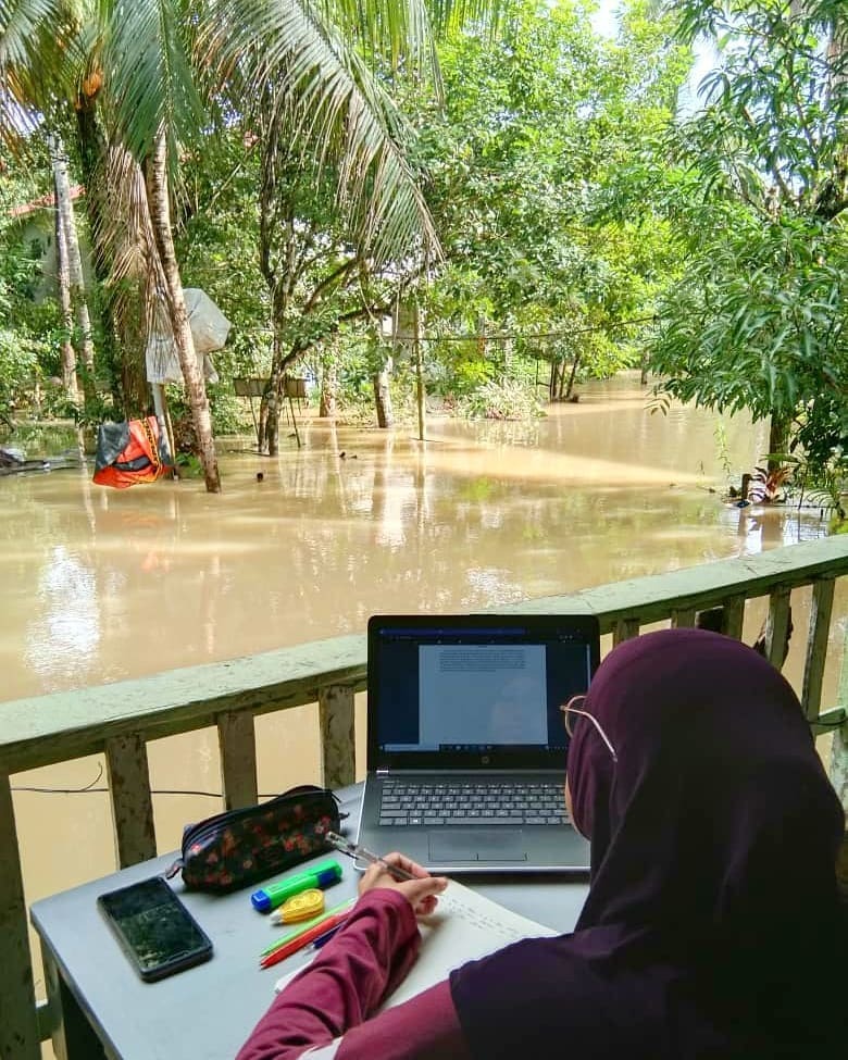 Potret Siti Mariana Ismail yang berada di beranda rumah. (Photo/Facebook/Siti Mariana Ismail) kuliah