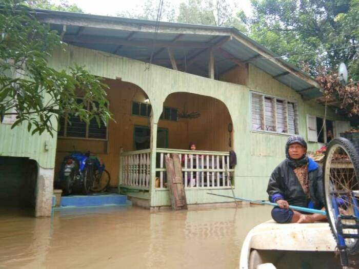 Ayah Mariana yang terkadang memberikan bantuan untuk mencari sinyal dengan perahu. (Photo/Facebook/Siti Mariana Ismail) online