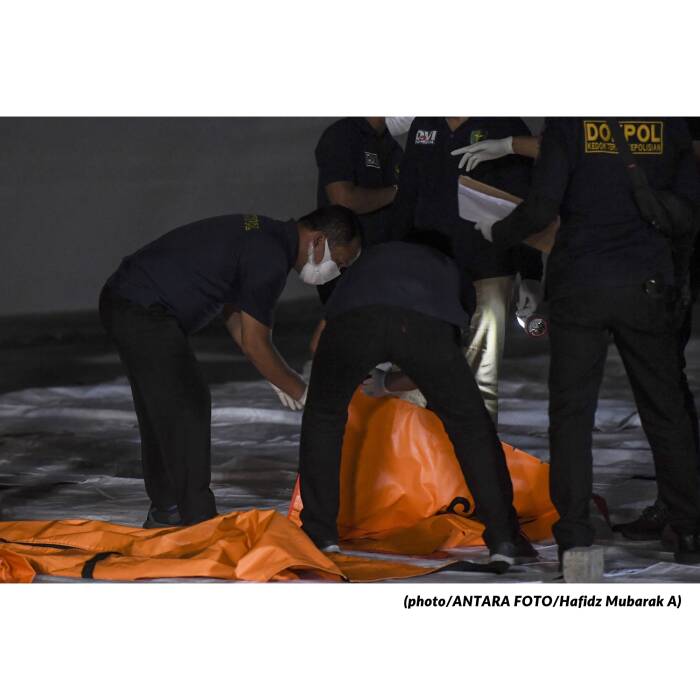Temuan diduga bagian tubuh korban pesawat Sriwijaya Air SJ 182 (ANTARA FOTO/Hafidz Mubarak A) Temuan diduga bagian tubuh korban pesawat Sriwijaya Air SJ 182