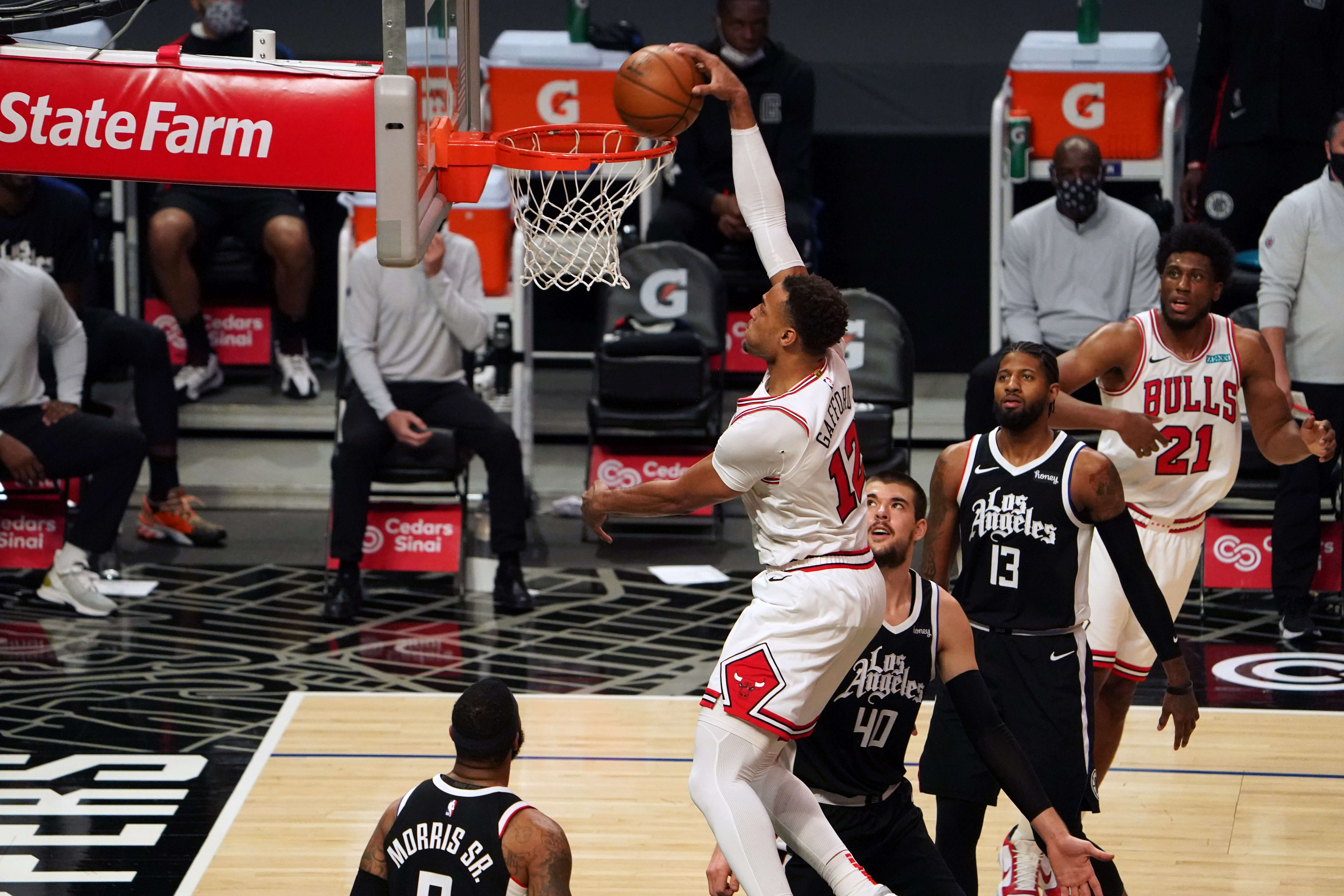 Penyerang Chicago Bulls Daniel Gafford (12) melakukan dunks (REUTERS/Kirby Lee) Penyerang Chicago Bulls Daniel Gafford (12) melakukan dunks