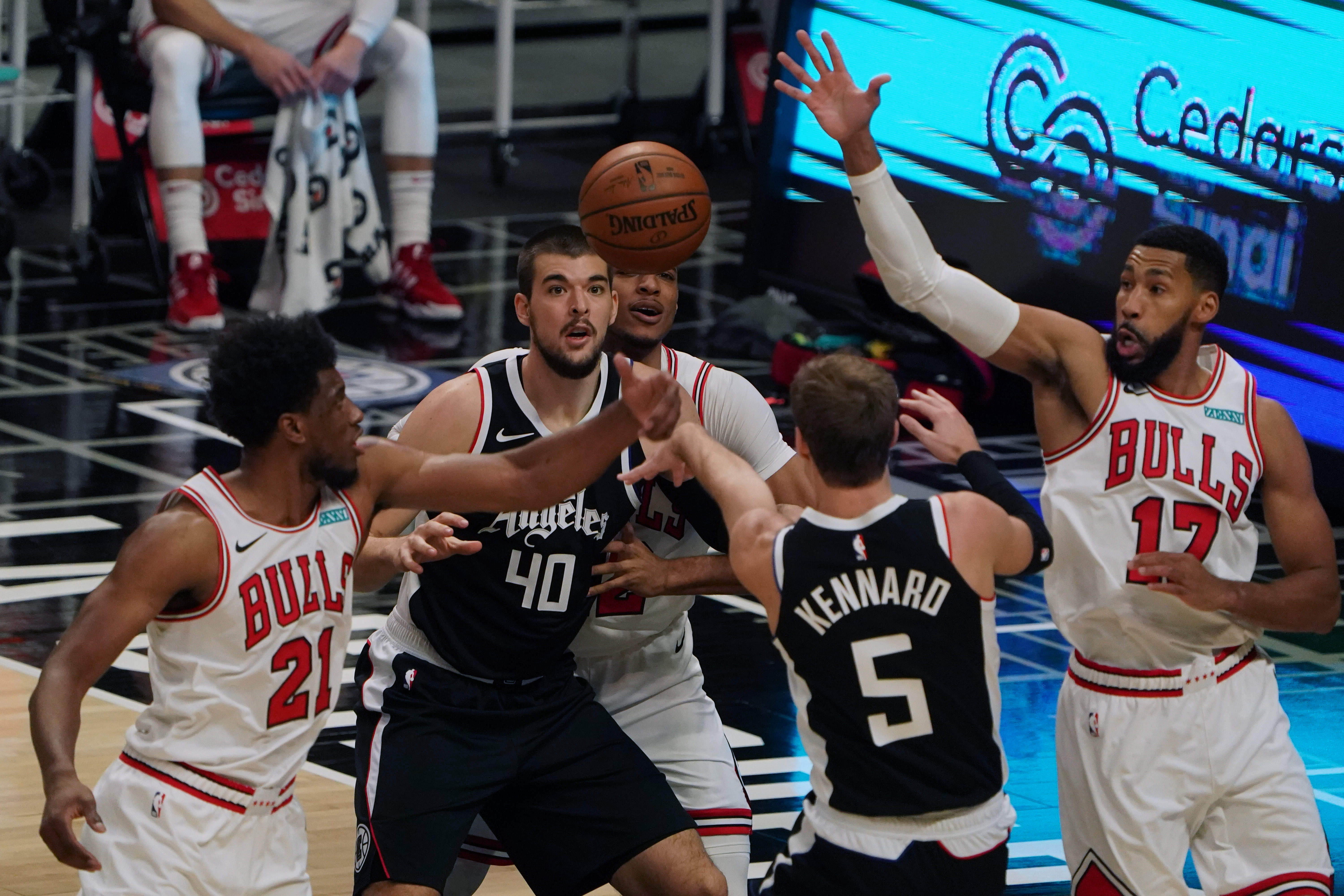 Penyerang Chicago Bulls Thaddeus Young (21) dan guard Garrett Temple (17) berebut bola dengan center LA Clippers Ivica Zubac (40) dan guard Luke Kennard (5). REUTERS/Kirby Lee Penyerang Chicago Bulls Thaddeus Young (21) dan guard Garrett Temple (17) berebut bola dengan center LA Clippers Ivica Zubac (40) dan guard Luke Kennard (5)
