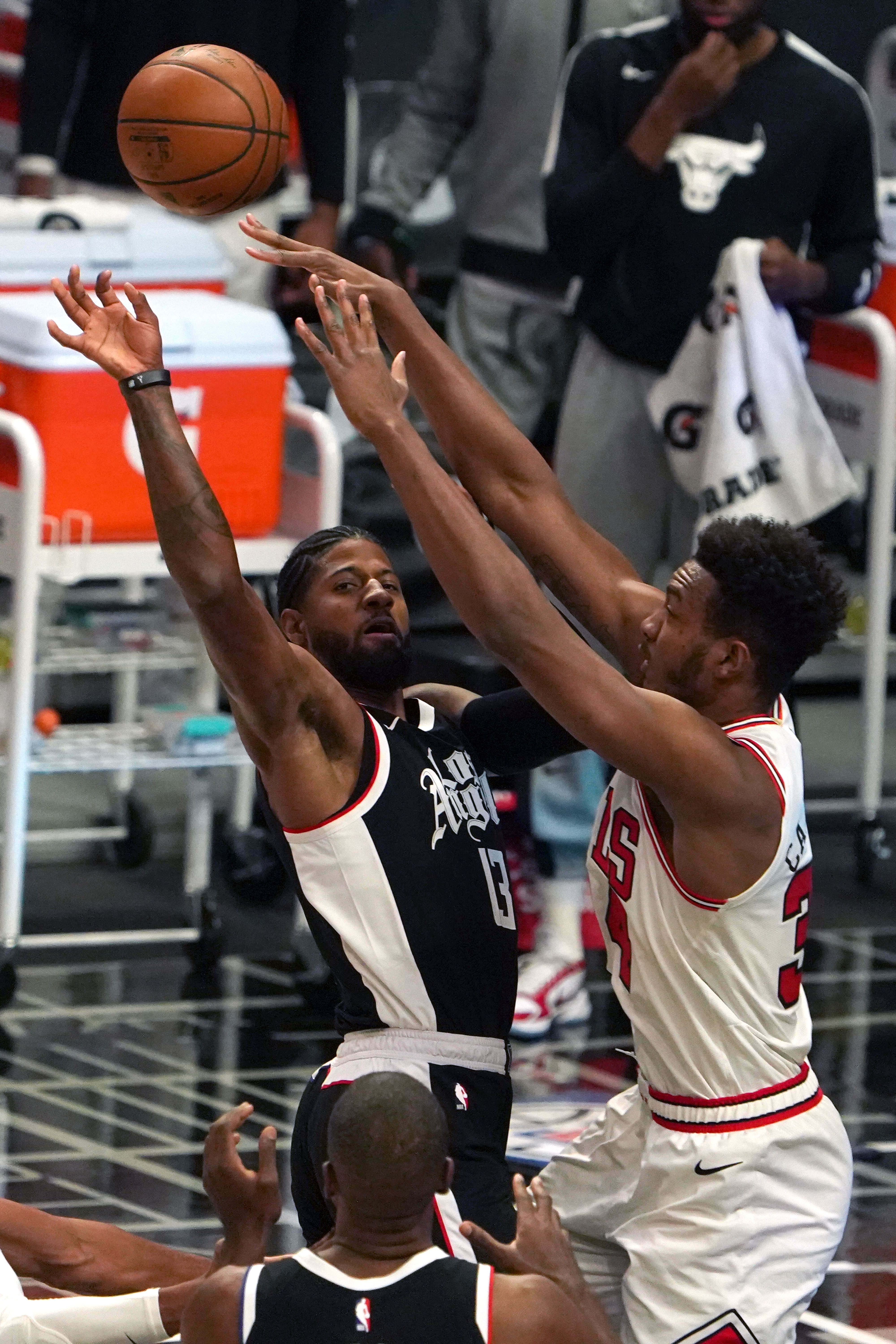 Guard LA Clippers Paul George (13) dijaga oleh center Chicago Bulls Wendell Carter Jr. (34). REUTERS/Kirby Lee Guard LA Clippers Paul George (13) dijaga oleh center Chicago Bulls Wendell Carter Jr. (34)