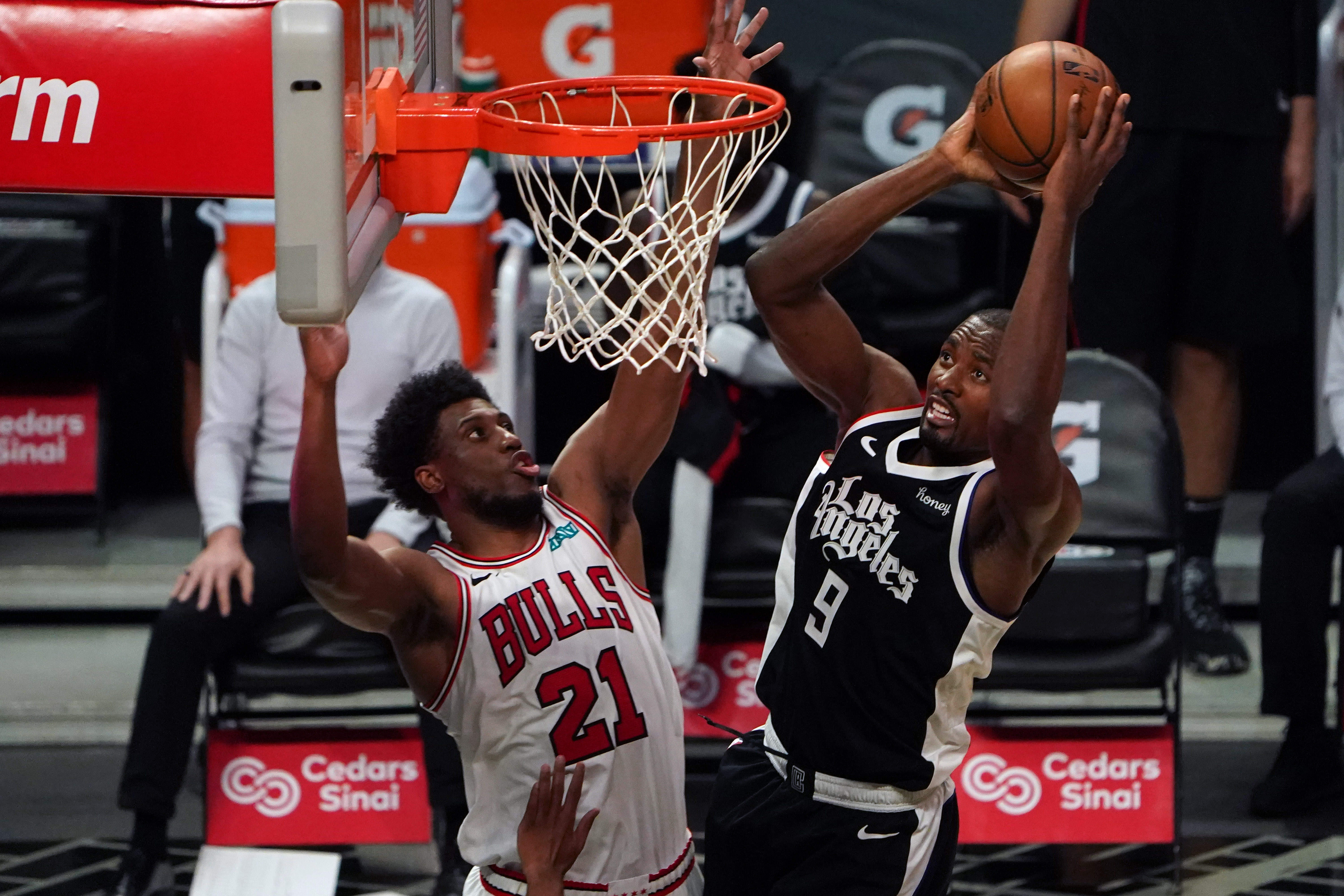 Penyerang LA Clippers Serge Ibaka (9) dijaga oleh penyerang Chicago Bulls Thaddeus Young (21). REUTERS/Kirby Lee Penyerang LA Clippers Serge Ibaka (9) dijaga oleh penyerang Chicago Bulls Thaddeus Young (21)