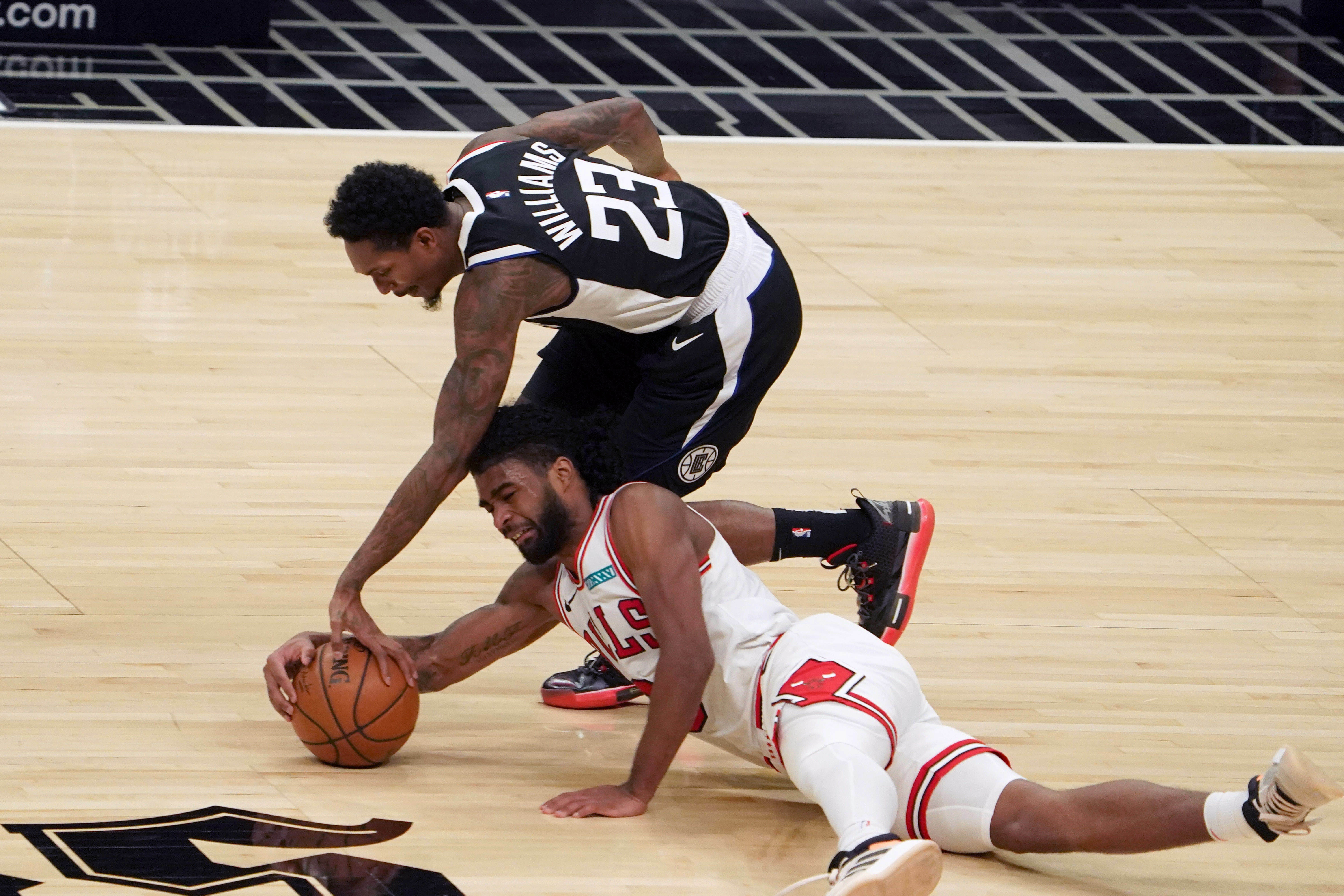 Guard LA Clippers Lou Williams (23) dan guard Chicago Bulls Coby White (0) berebut bola (REUTERS/Kirby Lee) Guard LA Clippers Lou Williams (23) dan guard Chicago Bulls Coby White (0) berebut bola