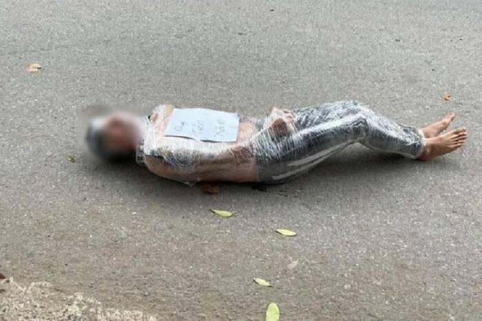 Pria yang dibungkus plastik gegara gak bayar biaya buat tato. (photo/dok.Oddity Central News) Pria yang dibungkus plastik gegara gak bayar biaya buat tato. (photo/dok.Oddity Central News)
