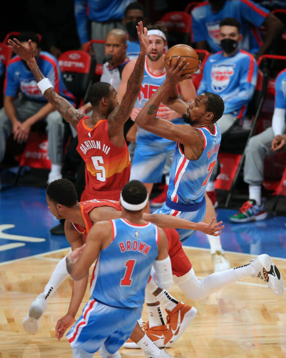 Power forward Brooklyn Nets Kevin Durant (7) menembak melawan shooting guard Denver Nuggets PJ Dozier (35). REUTERS/Brad Penner Power forward Brooklyn Nets Kevin Durant (7) menembak melawan shooting guard Denver Nuggets PJ Dozier (35)