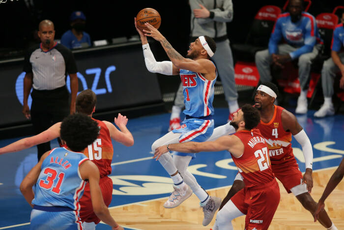 Penjaga tembak Brooklyn Nets Bruce Brown (1) menuju ke ring melawan center Denver Nuggets Nikola Jokic (15). REUTERS/Brad Penner Penjaga tembak Brooklyn Nets Bruce Brown (1) menuju ke ring melawan center Denver Nuggets Nikola Jokic (15)