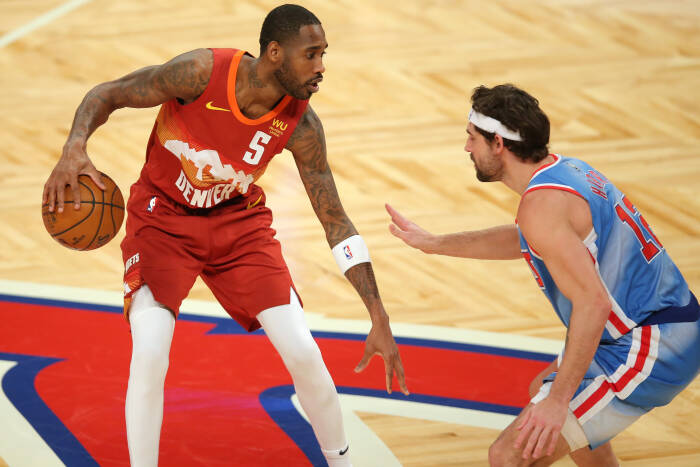 Small forward Denver Nuggets Will Barton (5) mengontrol bola melawan penyerang kecil Brooklyn Nets Joe Harris (12). REUTERS/Brad Penner Small forward Denver Nuggets Will Barton (5) mengontrol bola melawan penyerang kecil Brooklyn Nets Joe Harris (12)