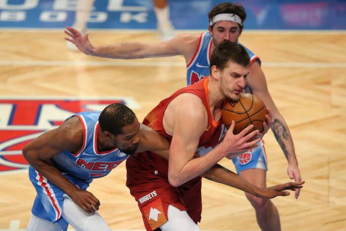 Center Denver Nuggets Nikola Jokic (15) dilanggar oleh power forward Brooklyn Nets Kevin Durant (7). REUTERS/Brad Penner Center Denver Nuggets Nikola Jokic (15) dilanggar oleh power forward Brooklyn Nets Kevin Durant (7)