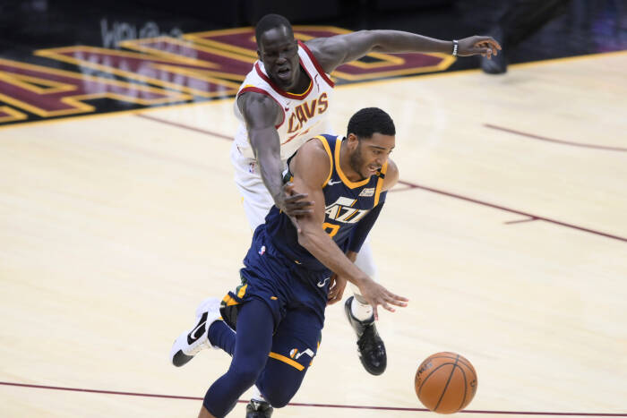 Guard Utah Jazz Shaquille Harrison (8) menggiring bola menghadapi center Cleveland Cavaliers Thon Maker (14). REUTERS/David Richard Guard Utah Jazz Shaquille Harrison (8) menggiring bola menghadapi center Cleveland Cavaliers Thon Maker (14)