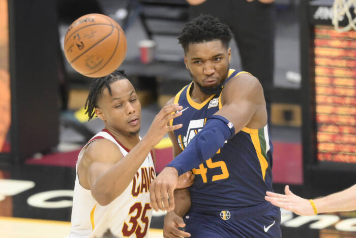 Guard Utah Jazz Donovan Mitchell (45) mengoper bola (REUTERS/David Richard) Guard Utah Jazz Donovan Mitchell (45) mengoper bola