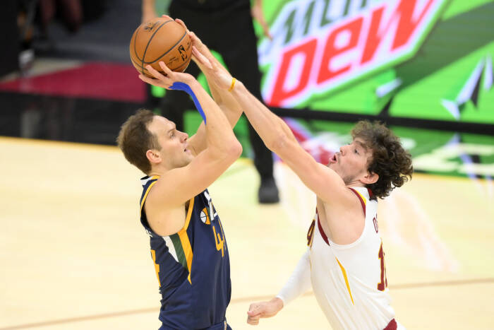 Penyerang Utah Jazz Bojan Bogdanovic (44) menembak saat ditekan oleh penyerang Cleveland Cavaliers Cedi Osman (16). REUTERS/David Richard Penyerang Utah Jazz Bojan Bogdanovic (44) menembak saat ditekan oleh penyerang Cleveland Cavaliers Cedi Osman (16)