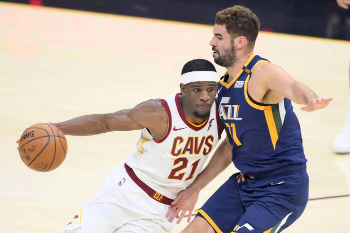 Guard Cleveland Cavaliers Damyean Dotson (21) melawan pemain depan Utah Jazz Georges Niang (31). REUTERS/David Richard Guard Cleveland Cavaliers Damyean Dotson (21) melawan pemain depan Utah Jazz Georges Niang (31)
