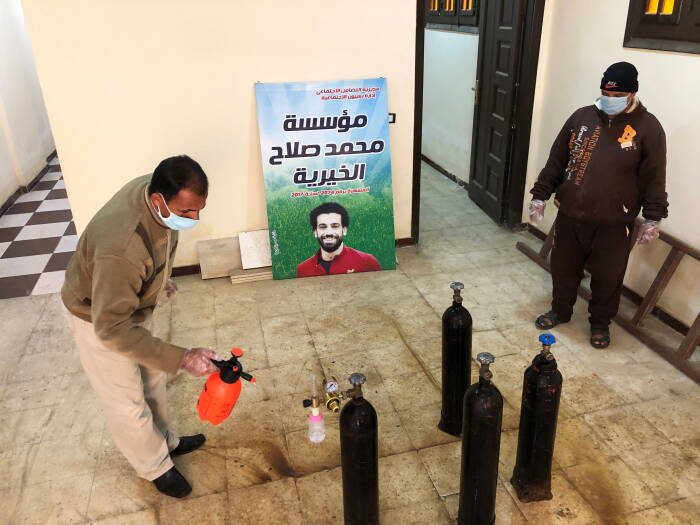 Salah menyumbangkan oksigen untuk mendukung desa-desa Mesirnya melawan Covid-19. (Photo/REUTERS/Ahmed Fahmy) bantuan