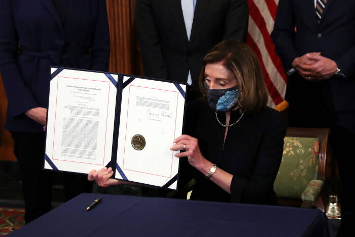 Nancy Pelosi dengan surat pemakzulan Donald Trump. (REUTERS/Leah Millis). Nancy Pelosi dengan surat pemakzulan Donald Trump.