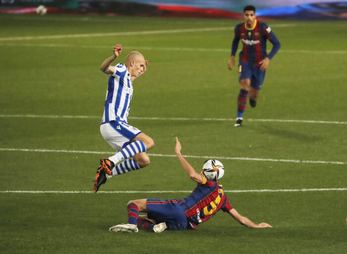 Jon Guridi dari Real Sociedad beraksi dengan Sergio Busquets dari Barcelona (REUTERS/Jon Nazca) Jon Guridi dari Real Sociedad beraksi dengan Sergio Busquets dari Barcelona