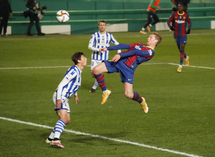 Frenkie de Jong dari Barcelona mencetak gol pertama mereka (REUTERS/Jon Nazca) Frenkie de Jong dari Barcelona mencetak gol pertama mereka