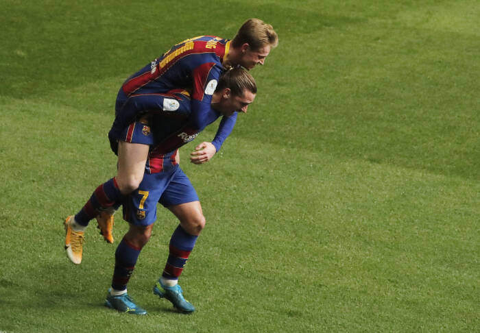 Frenkie de Jong dari Barcelona merayakan gol pertama mereka dengan Antoine Griezmann (REUTERS/Jon Nazca) Frenkie de Jong dari Barcelona merayakan gol pertama mereka dengan Antoine Griezmann