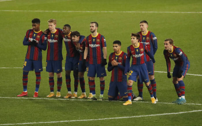 Para pemain Barcelona bereaksi selama adu penalti (REUTERS/Jon Nazca) Para pemain Barcelona bereaksi selama adu penalti