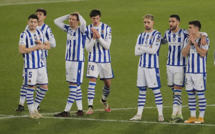 Para pemain Real Sociedad bereaksi selama adu penalti (REUTERS/Jon Nazca) Para pemain Real Sociedad bereaksi selama adu penalti
