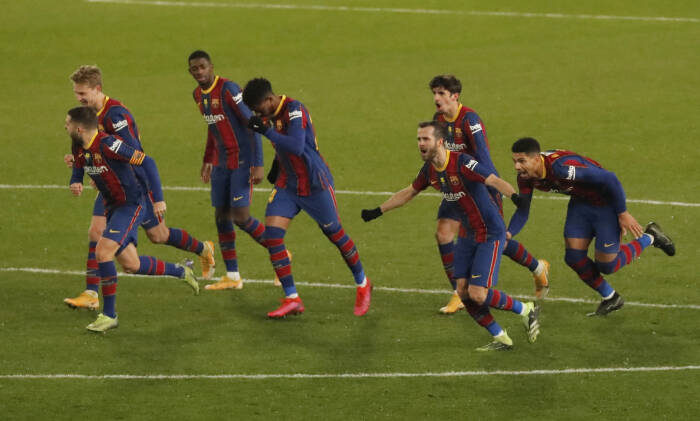 Para pemain Barcelona melakukan selebrasi setelah memenangkan adu penalti (REUTERS/Jon Nazca) Para pemain Barcelona melakukan selebrasi setelah memenangkan adu penalti