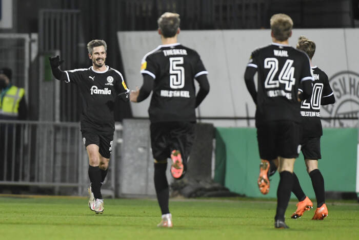 Fin Bartels dari Holstein Kiel merayakan mencetak gol pertama mereka (REUTERS/Fabian Bimmer) Fin Bartels dari Holstein Kiel merayakan mencetak gol pertama mereka (REUTERS/Fabian Bimmer)