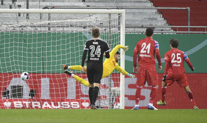 Pemain Bayern Munich Leroy Sane (tidak dalam gambar) mencetak gol kedua mereka (REUTERS/Fabian Bimmer) Pemain Bayern Munich Leroy Sane (tidak dalam gambar) mencetak gol kedua mereka