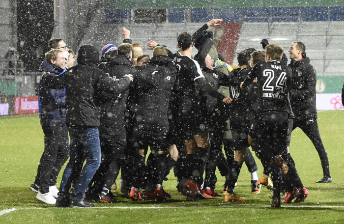 Pemain Holstein Kiel merayakan kemenangan setelah memenangkan adu penalti (REUTERS/Fabian Bimmer) Pemain Holstein Kiel merayakan kemenangan setelah memenangkan adu penalti