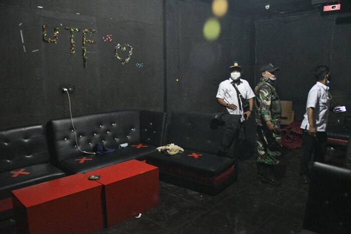Petugas gabungan melakukan razia tempat hiburan malam (ANTARA FOTO/ Fakhri Hermansyah) Petugas gabungan melakukan razia tempat hiburan malam