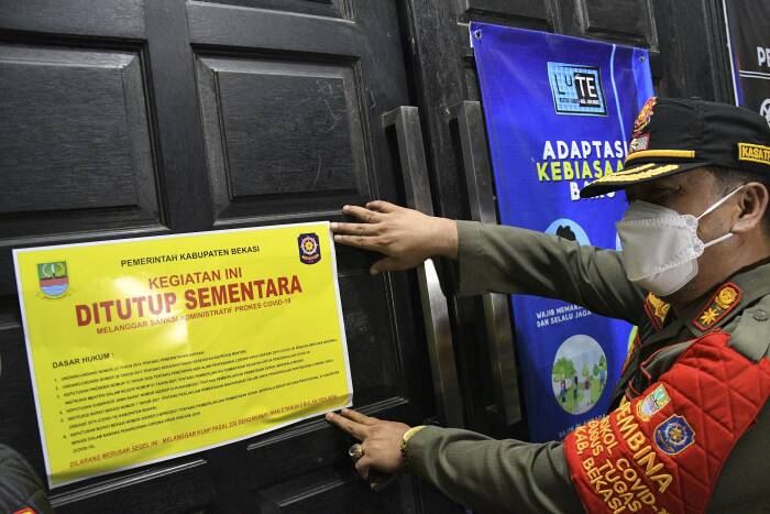 Petugas Kepolisian melakukan penutupan sementara tempat hiburan malam (ANTARA FOTO/ Fakhri Hermansyah) Petugas Kepolisian melakukan penutupan sementara tempat hiburan malam (ANTARA FOTO/ Fakhri Hermansyah)