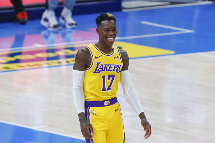 Guard Los Angeles Lakers Dennis Schroder (17) tersenyum saat ia diperkenalkan sebelum pertandingan dimulai (REUTERS/Alonzo Adams) Guard Los Angeles Lakers Dennis Schroder (17) tersenyum saat ia diperkenalkan sebelum pertandingan dimulai