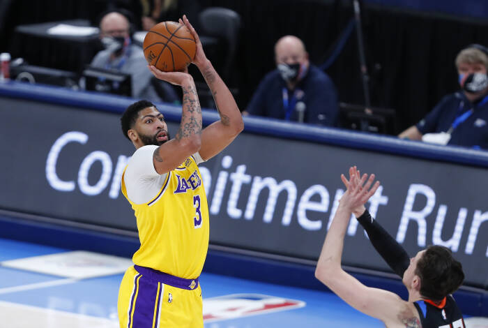 Penyerang Los Angeles Lakers Anthony Davis (3) melakukan tembakan (REUTERS/Alonzo Adams) Penyerang Los Angeles Lakers Anthony Davis (3) melakukan tembakan