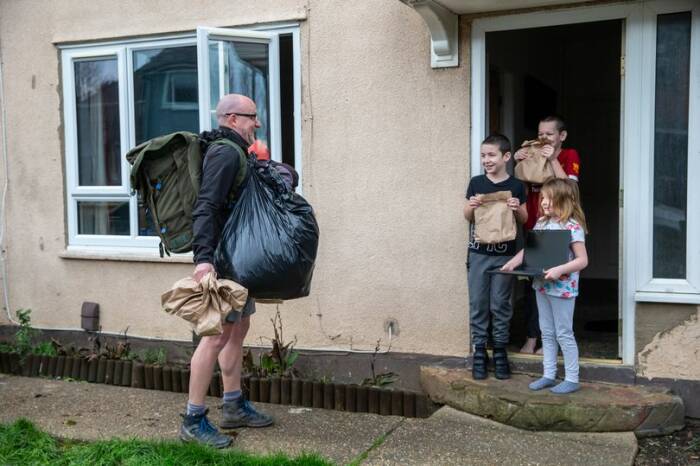 Zane Powles memberikan bantuan makanan kepada anak-anak di tengah pandemi Covid-19. (Photo/Daily Mirror) guru