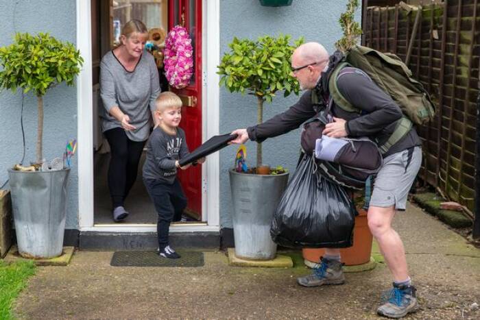 Zane Powles memberikan bantuan makanan kepada anak-anak di tengah pandemi Covid-19. (Photo/Daily Mirror) makanan