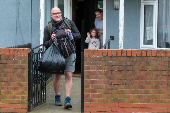 Zane Powles memberikan bantuan makanan kepada anak-anak di tengah pandemi Covid-19. (Photo/Daily Mirror) guru