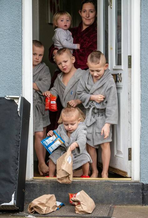 Anak-anak yang mendapatkan bantuan dari Zane di tengah pandemi Covid-19. (Photo/Daily Mirror) guru