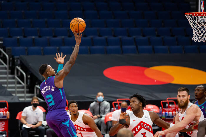 Guard Charlotte Hornets Terry Rozier (3) mencoba melepaskan tembakan (REUTERS/Mary Hotl) Guard Charlotte Hornets Terry Rozier (3) mencoba melepaskan tembakan