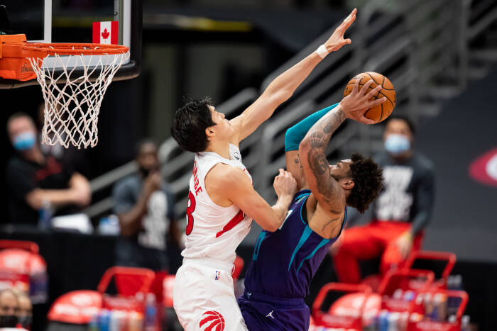 Penyerang Toronto Raptors Yuta Watanabe (18) mencoba memblok tembakan penyerang Charlotte Hornets Miles Bridges (0). REUTERS/Mary Holt Penyerang Toronto Raptors Yuta Watanabe (18) mencoba memblok tembakan penyerang Charlotte Hornets Miles Bridges (0)