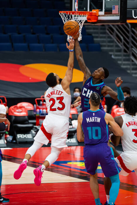 Guard Charlotte Hornets Terry Rozier (3) memblok tembakan guard Toronto Raptors Fred VanVleet (23). REUTERS/Mary Holt Guard Charlotte Hornets Terry Rozier (3) memblok tembakan guard Toronto Raptors Fred VanVleet (23)